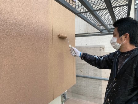 尾張旭の洋風住宅　外壁（西褄）塗装　関西ペイント「アレスシルクウォール」上塗り　施工中　イメージ