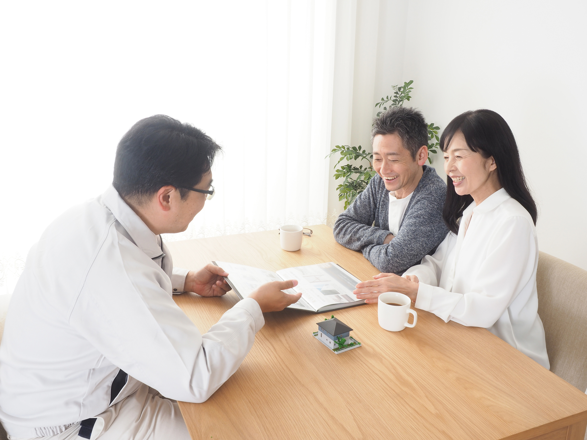 外壁塗装の見積りと提案では、使用塗料・工程・金額を明確にお伝えします　イメージ