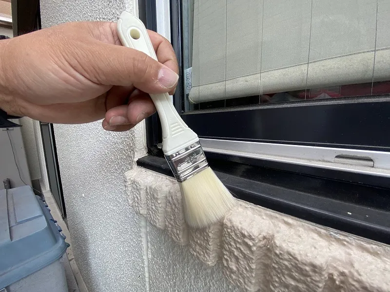 外壁塗装メンテナンス方法1.　ほうきで汚れを掃くイメージ