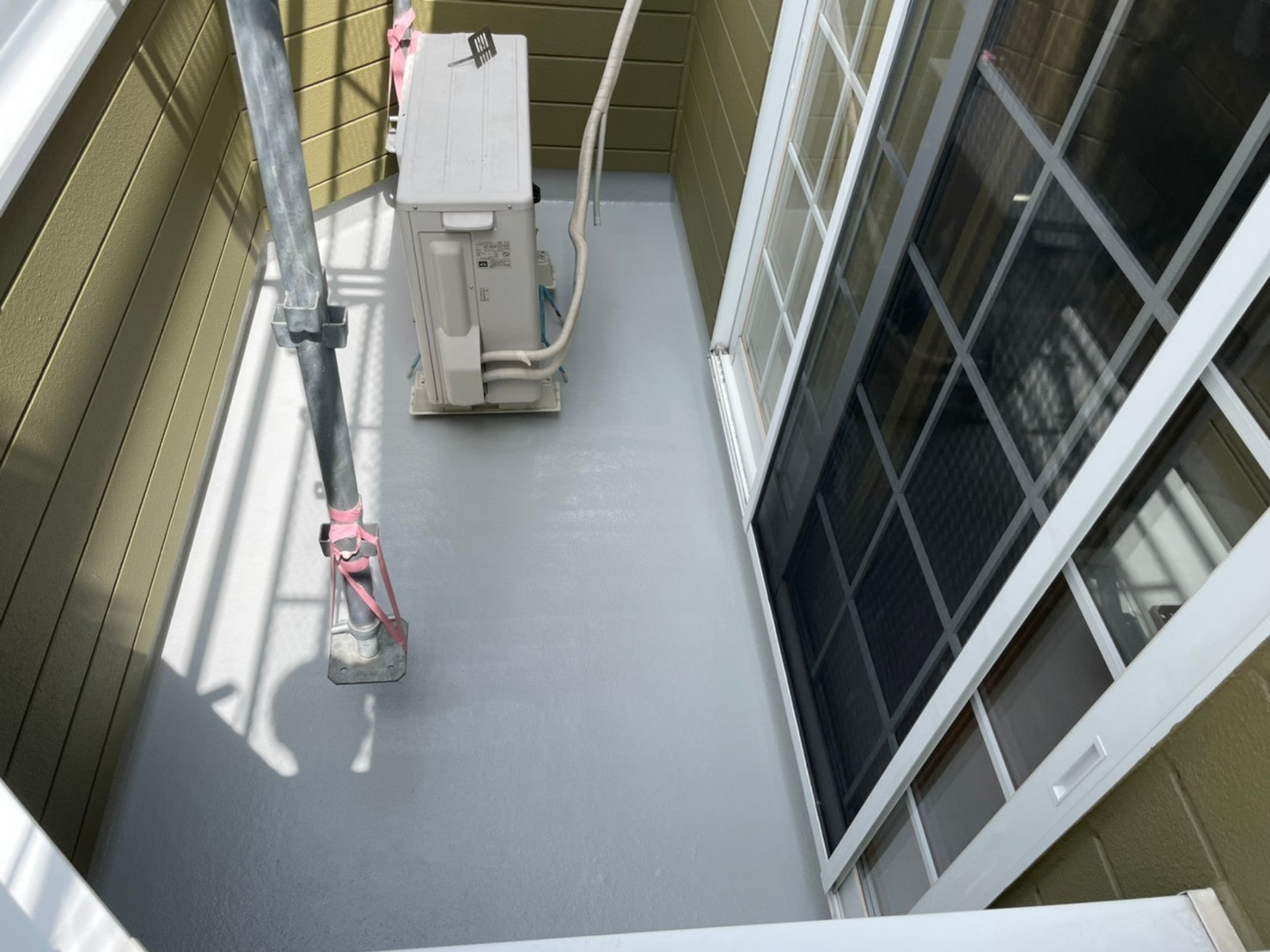 瀬戸市 洋風2階建て住宅 ツートンカラー外壁塗装 施工例 ベランダ床塗装 イメージ