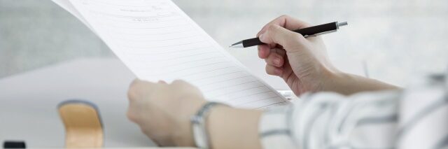 外壁塗装の剥がれを業者に依頼する手順当時の資料と保証範囲をチェックしましょう！　イメージ