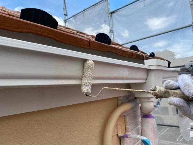 西区 南欧風住宅 外壁塗装 樋 「エスケープレミアムNADシリコン」ローラー上塗り 施工中 イメージ