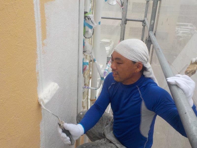 西区 南欧風住宅 外壁サイディング塗装 「アレスシリコンクラフト」ローラー下塗り 施工中 イメージ
