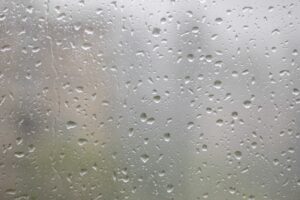 雨の日は、外壁塗装の関連作業は全て延期させましょう イメージ