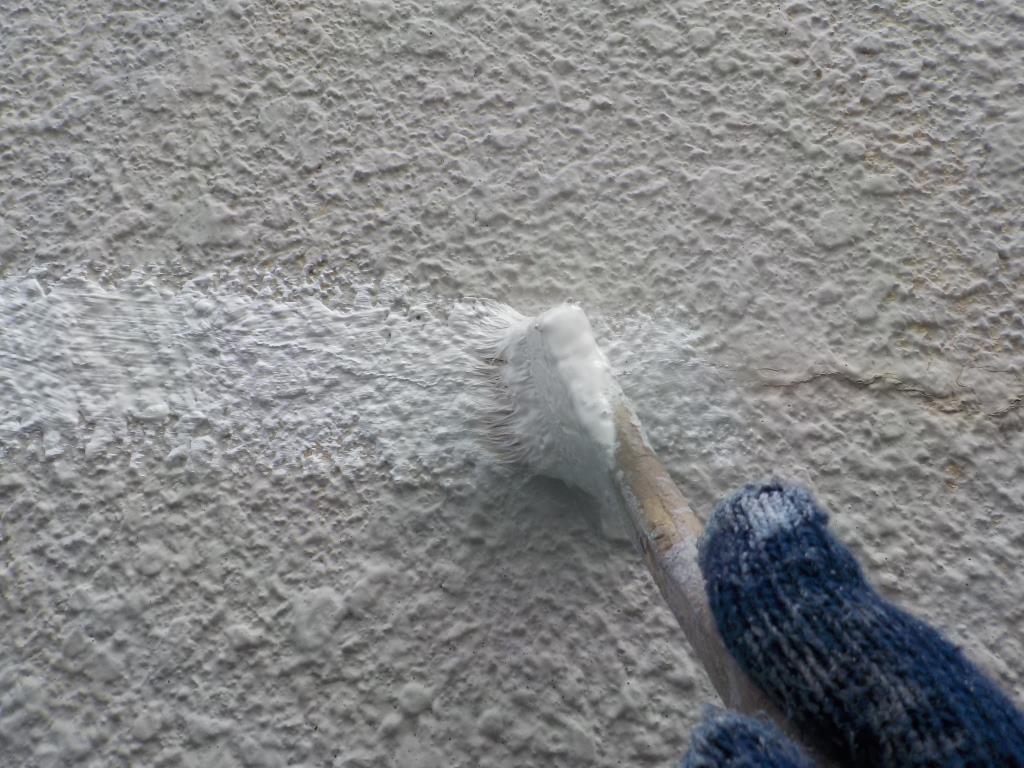 外壁塗装にピンホールや気泡が発生する原因3.　補修の不足　イメージ