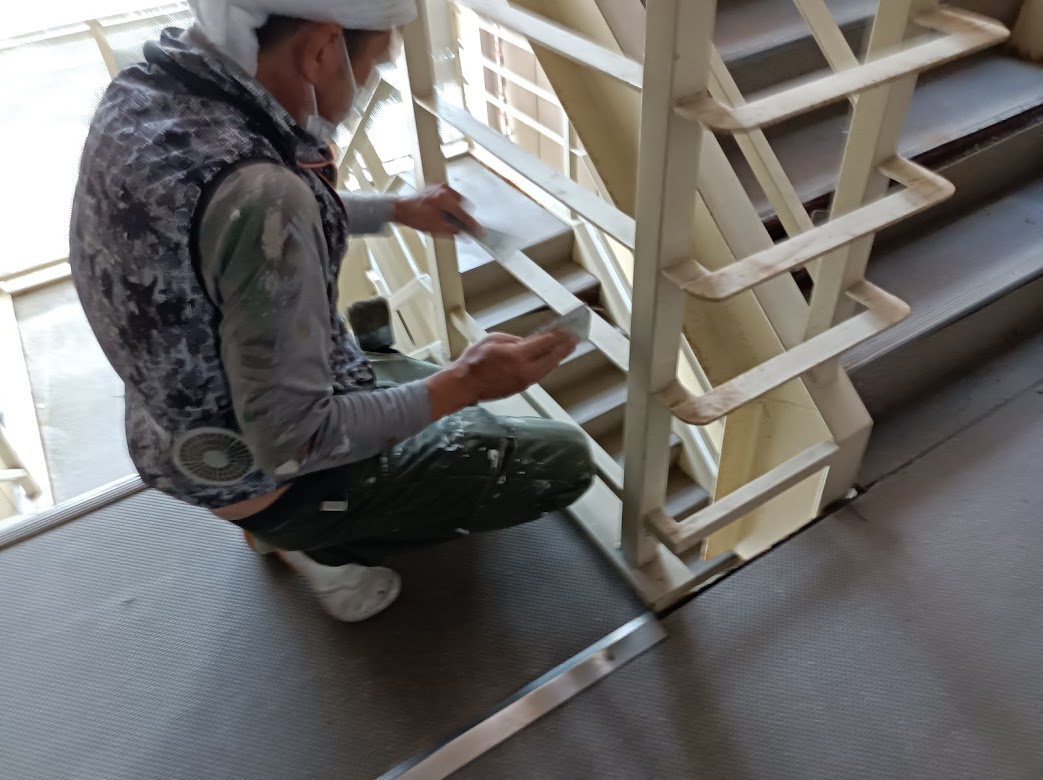 武豊 南欧風 賃貸マンション 外壁塗装 施工例 階段手摺ペーパーあて イメージ