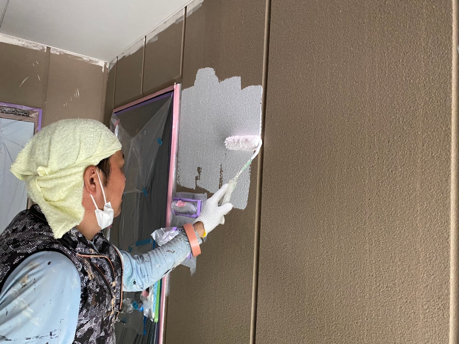 武豊 南欧風 賃貸マンション 外壁塗装 施工例 通路壁面下塗り イメージ