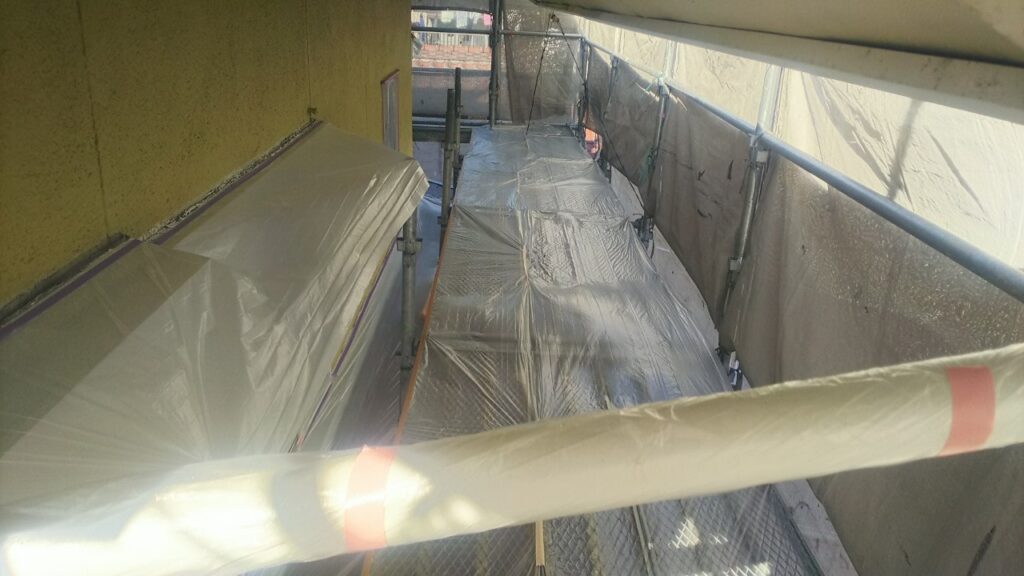 外壁塗装　春日井　洋風住宅の養生作業2