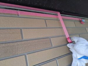 東員町 外壁塗装前 軒見切り部材 マスキング作業