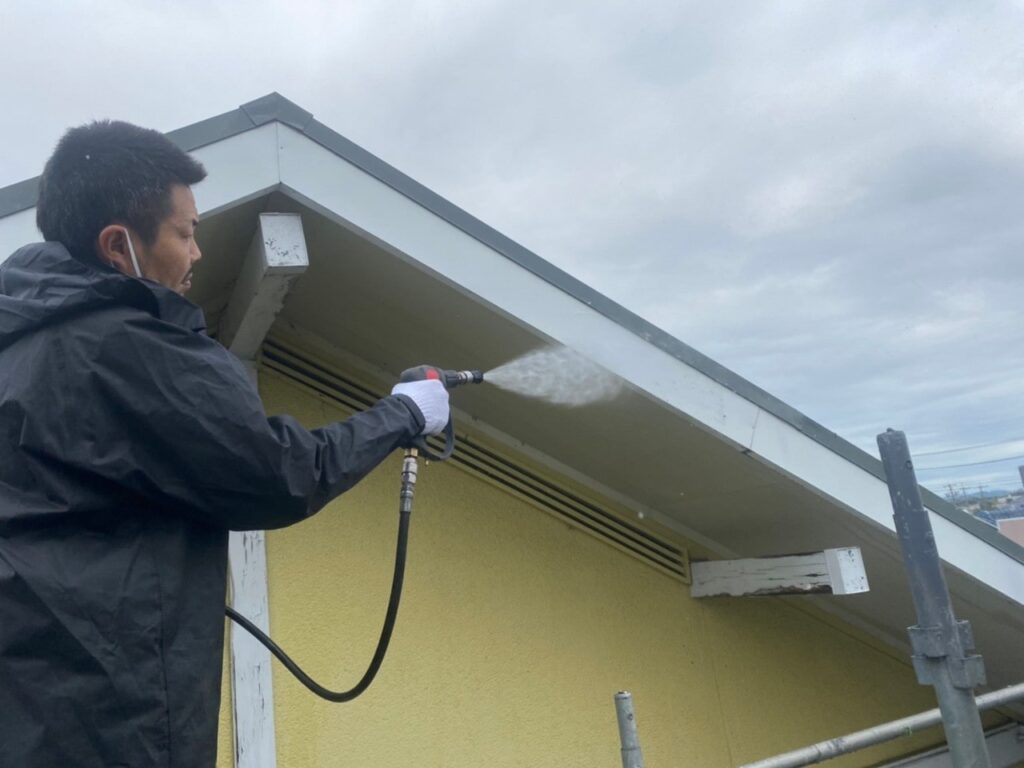 春日井 洋風住宅 破風 外壁塗装前 高圧洗浄作業