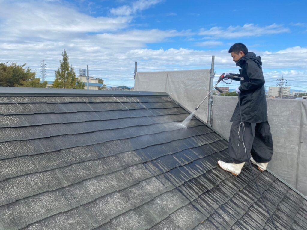 春日井　洋風住宅　屋根塗装前　高圧洗浄作業