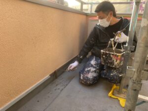 名古屋市北区　外壁塗装の現場から付帯塗装　水切り板金巾木塗装　エスケープレミアムNADシリコン　上塗り