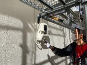 可児　外壁塗装　付帯部塗り替え　電気メーターボックス塗装　上塗り