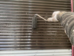 名古屋市北区　店舗　外壁塗装　雨戸　ハイパーユメロック上塗り
