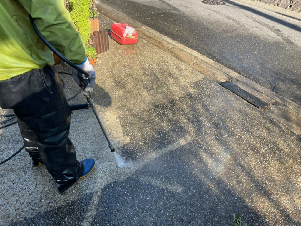 名東区　外壁塗装の現場から　高圧洗浄作業