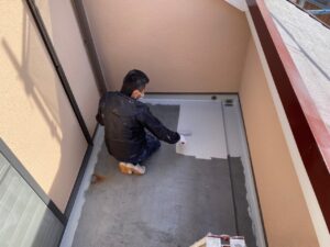 名古屋市北区　外壁塗装の現場から付帯塗装　バルコニートップコート塗装　「プルーフロンバリューGRトップ」　上塗り