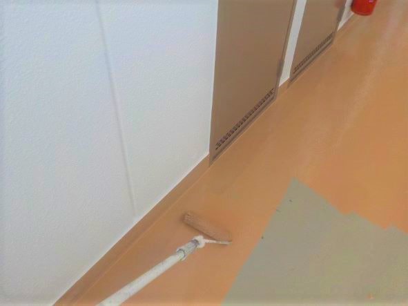 岩倉市 白×ブルー系 賃貸マンション外壁塗装 施工例 共用廊下上塗りイメージ