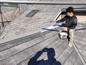 名古屋市北区　外壁塗装の現場から　屋根笠木　弱溶剤1液型エポキシ錆止め「サビカットⅡ」下塗り