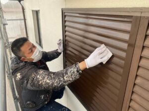 可児　外壁塗装　付帯部塗り替え　雨戸塗装前　ペーパー足付け、及びケレン作業