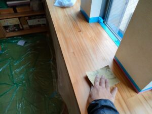 名古屋市北区　外壁塗装の追加工事　木製カウンター塗装前　ペパーによるケレン作業