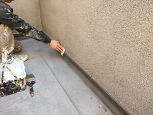 名古屋市北区　外壁塗装の現場から付帯塗装　水切り板金巾木塗装　ペーパーあて　ケレン足付け作業