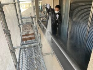 名古屋市北区　外壁塗装前　ベランダ手摺高圧洗浄作業