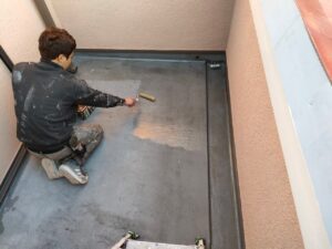 名古屋市北区　外壁塗装の現場から付帯塗装　バルコニートップコート塗装　塗替えプライマー　下塗り