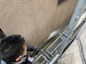 名古屋市北区　外壁塗装前　水切り・基礎巾木高圧洗浄作業