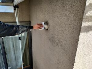 名古屋市北区　外壁塗装の現場から付帯塗装　ベントキャップ塗装　ペーパーあて　ケレン足付け作業
