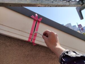 名古屋市北区　外壁塗装の現場から　破風塗装前　劣化したシーリング材　撤去作業