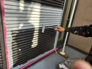 名古屋市北区　外壁塗装の現場から付帯塗装　雨戸塗装　エスケープレミアムNADシリコン　上塗り