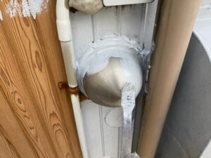 名古屋市北区　店舗外壁塗装　ベントキャップ　エポキシ錆止め下塗り