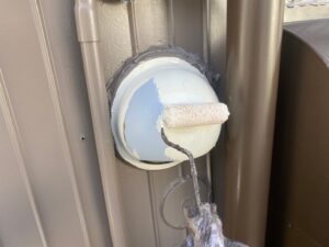 名古屋市北区　店舗外壁塗装　ベントキャップ　ハイパーユメロック上塗り1回目