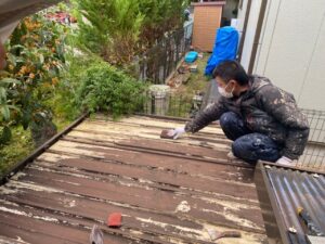 可児　外壁塗装　付帯部塗り替え　物置屋根　ケレン作業