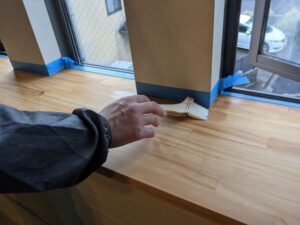 名古屋市北区　外壁塗装の追加工事　木製カウンター塗装　刷毛による施工②
