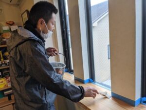 名古屋市北区　外壁塗装の追加工事　木製カウンター塗装　刷毛による施工③