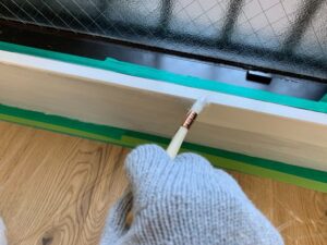 守山区の外壁塗装の現場から　室内窓枠塗装　２回目　その２