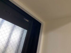 守山区の外壁塗装の現場から　室内窓枠塗装完成3