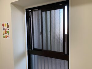 守山区の外壁塗装の現場から　室内窓枠塗装完成1