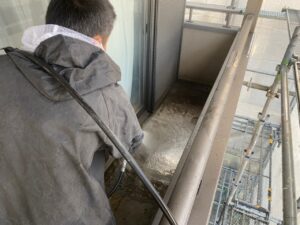 名古屋市北区　外壁塗装前　ベランダ高圧洗浄作業