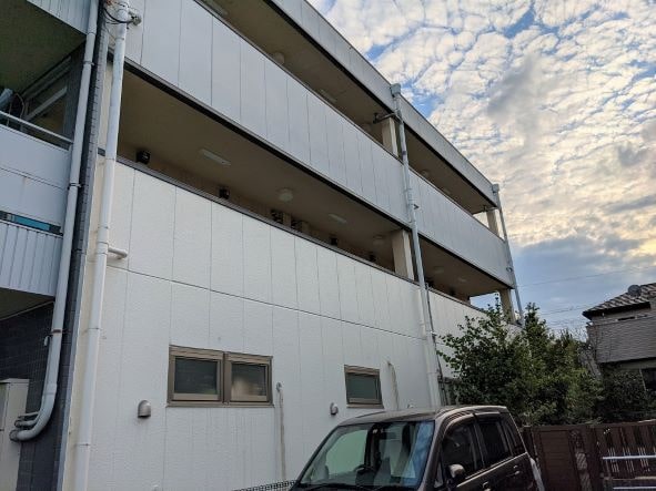 岩倉市 白×ブルー系 賃貸マンション外壁塗装 施工例 塗装前 イメージ