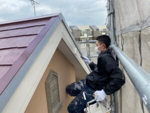 名古屋市北区　外壁塗装の現場から　破風塗装　「エスケープレミアムNADシリコン」上塗り