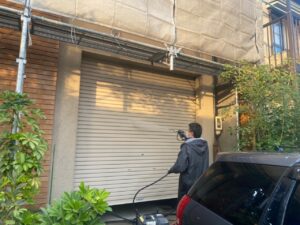 名古屋市北区　外壁塗装前　シャッター高圧洗浄作業