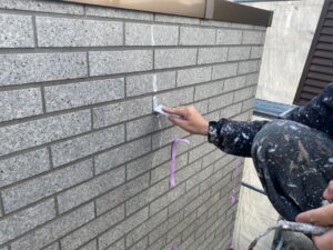 可児　タイル面外壁塗装前　クラック補作業