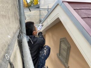 名古屋市北区　外壁塗装の現場から　破風塗装　「エスケープレミアムNADシリコン」上塗り