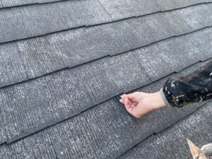 名古屋市北区　外壁塗装の現場から　クボタ　ニューコロニアル屋根　タスペーサー挿入作業