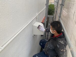 可児　外壁塗装　付帯部塗り替え　フードボックス塗装前　ペーパー　足付け＋ケレン作業