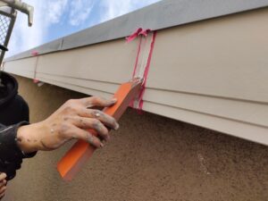 名古屋市北区　外壁塗装の現場から　破風塗装前　充填したシーリング材の均し作業