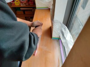 名古屋市北区　木製カウンター塗装前　オービタルサンダーによるケレン作業