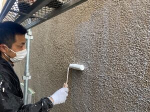 名古屋市北区　外壁塗装　塗り替え　カチオンシーラー下塗り施工中